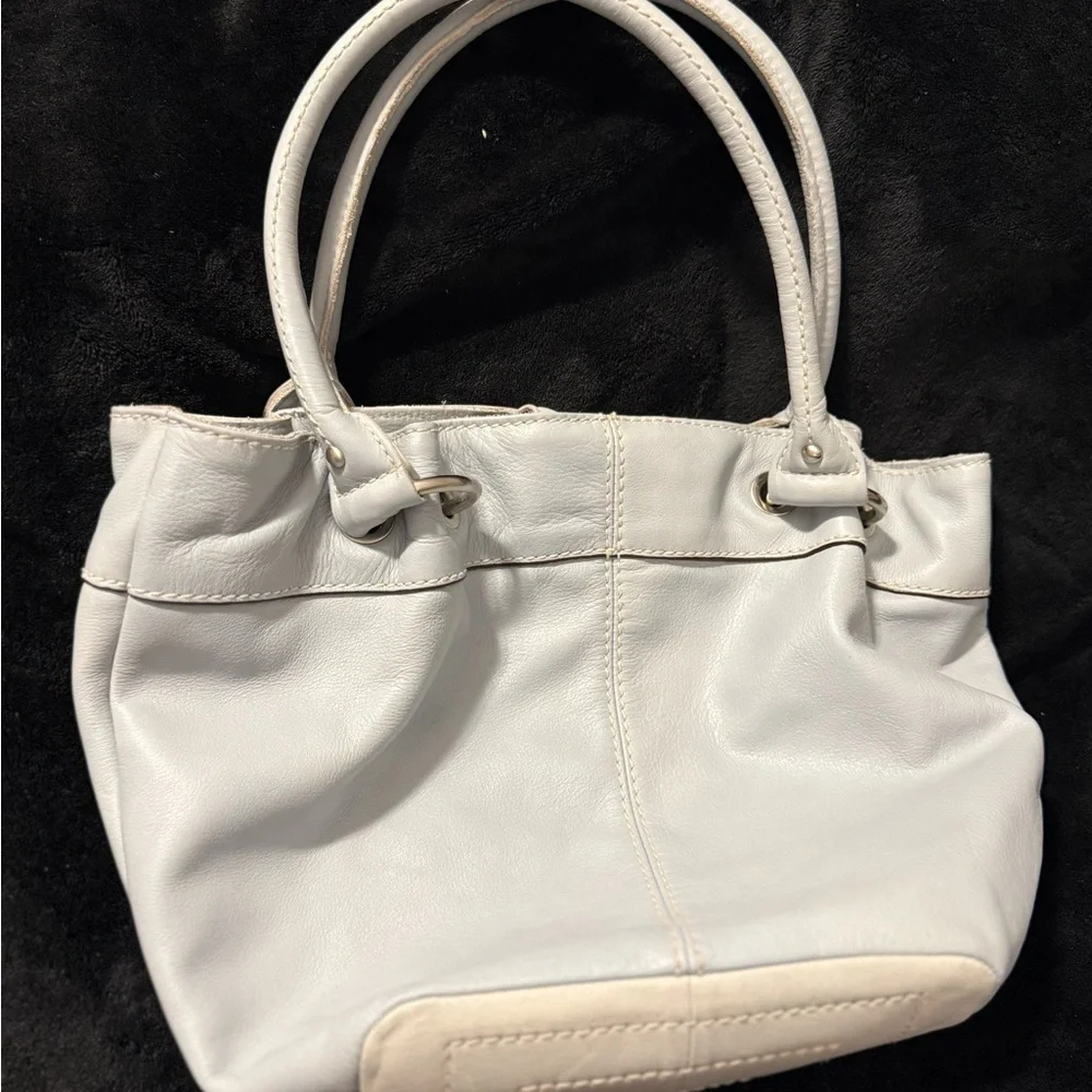 Tignanello White Leather Shoulder Bag with Elegant Pleating